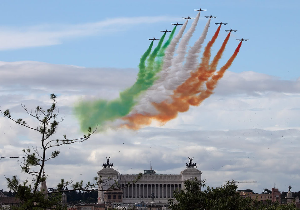 Manifestazione aerea con la partecipazione delle Frecce Tricolori.